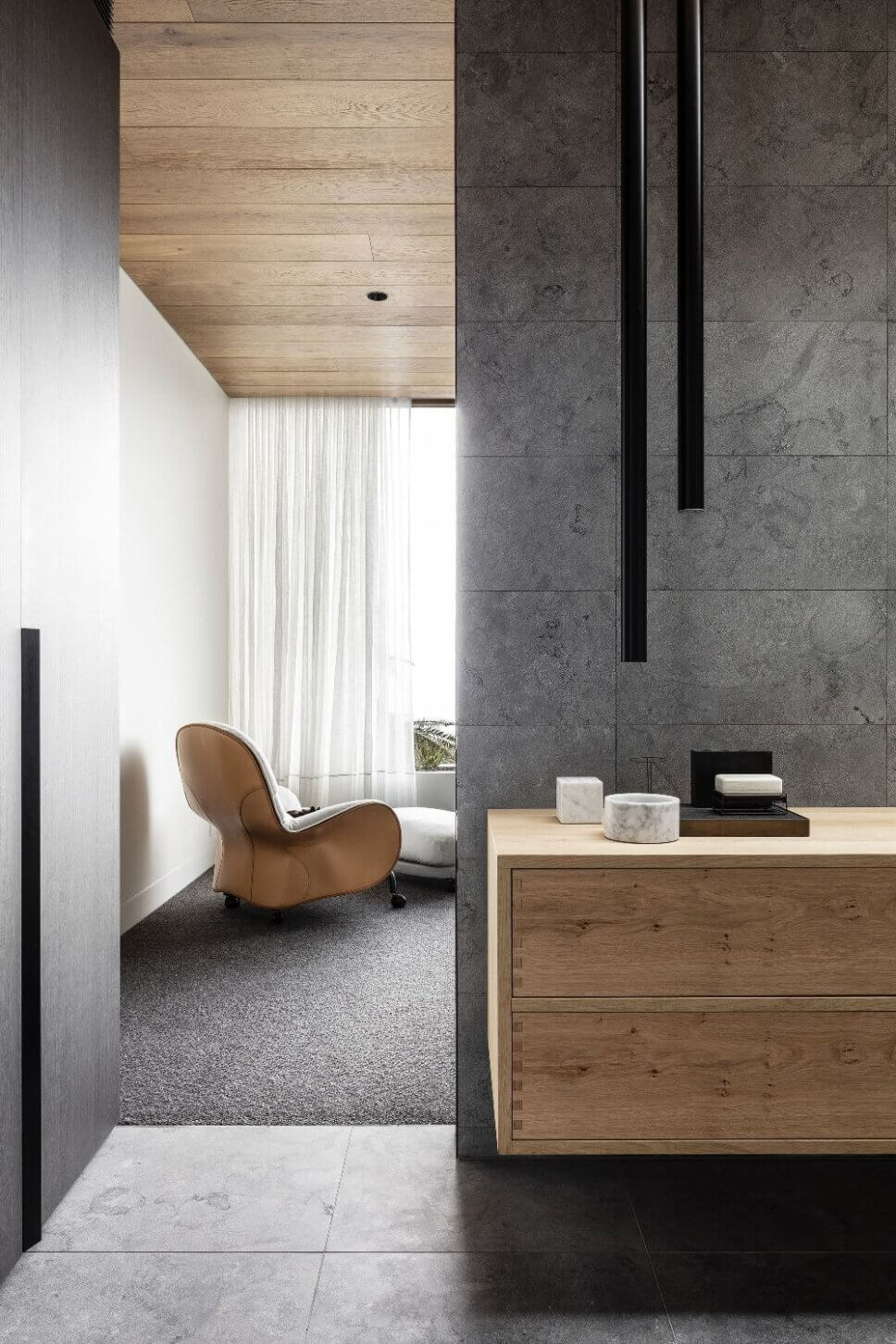 Moderner Designersessel in Schlafzimmer mit Bad en Suite