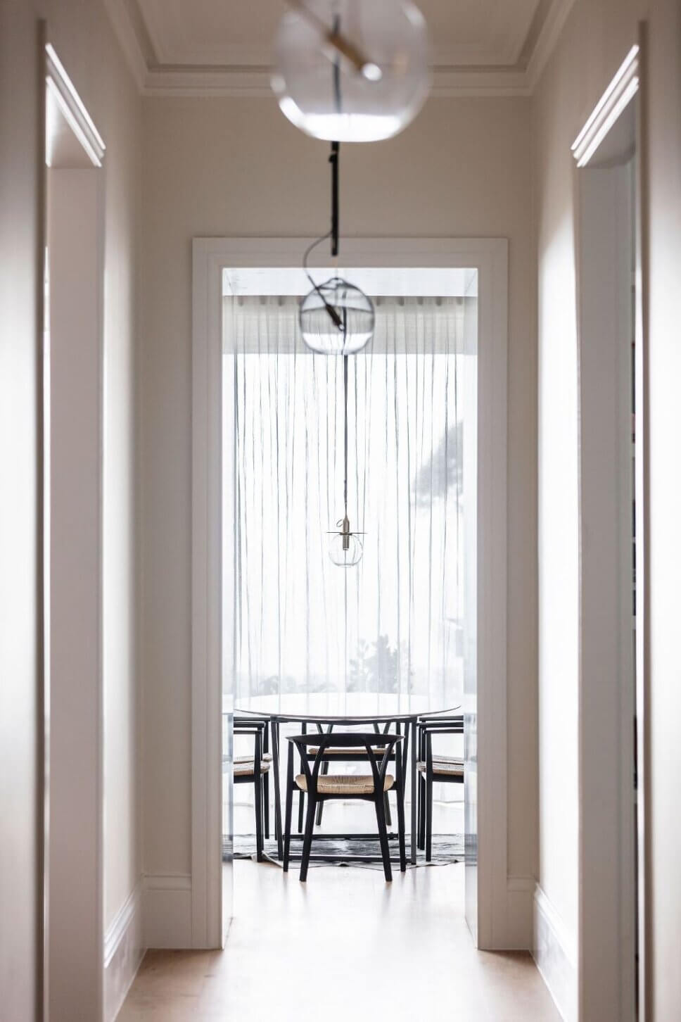 Mit modernem Designermöbel eingerichtetes Esszimmer