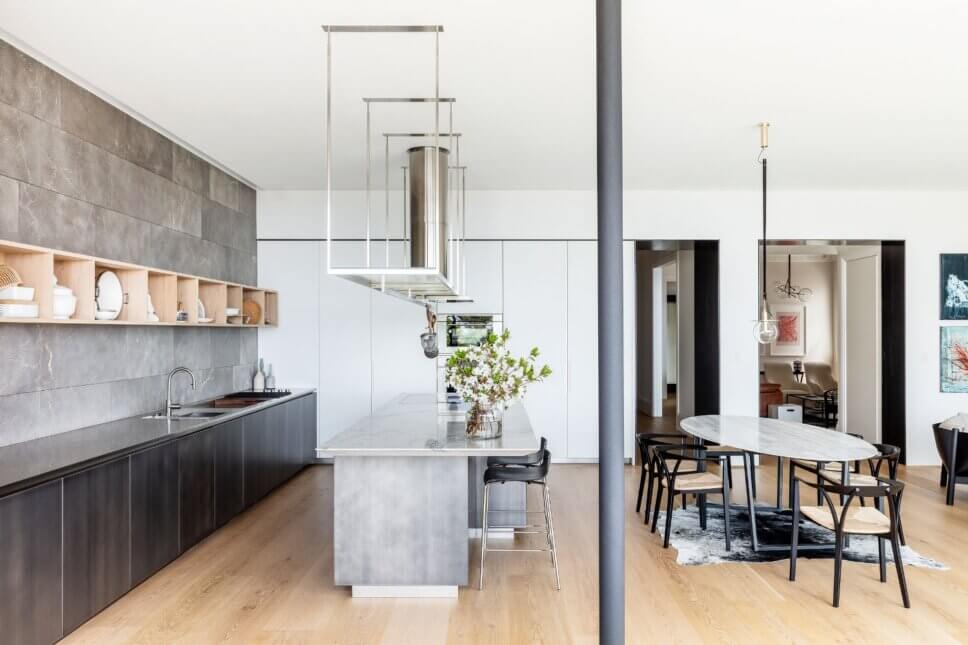 Mit modernem Designermöbel eingerichteter Wohnraum mit offener Küche