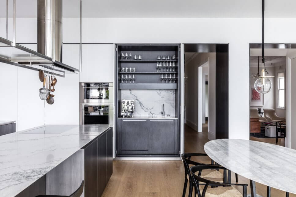 Offene moderne Küche mit Arbeitsplatte aus Marmor