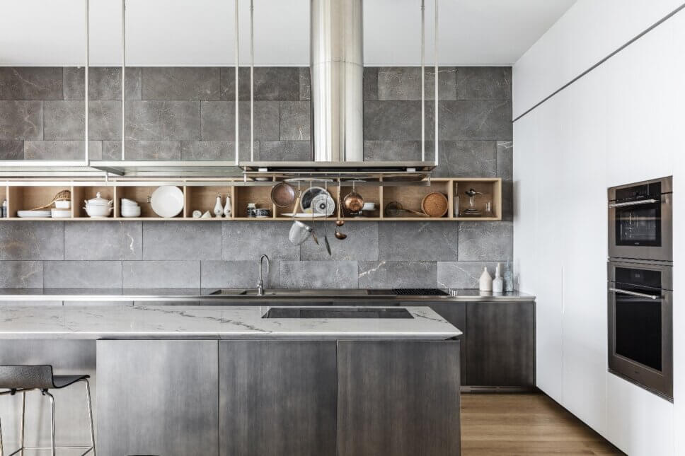 Offene moderne Küche mit Arbeitsplatte aus Marmor