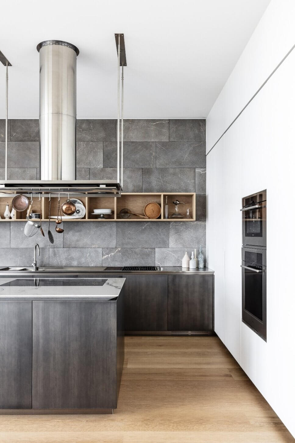 Offene moderne Küche mit Arbeitsplatte aus Marmor