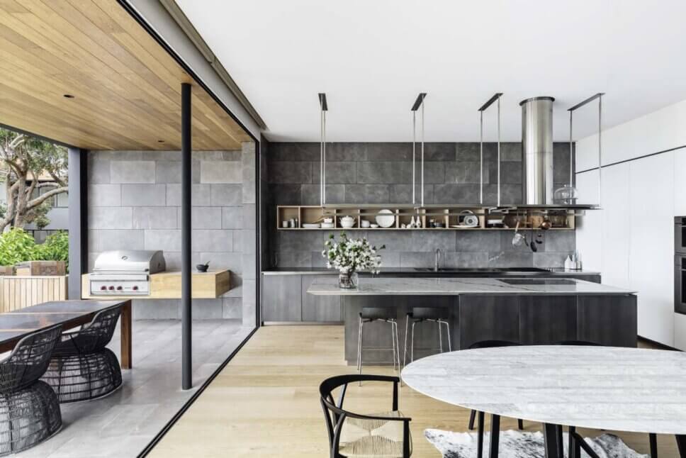 Mit modernem Designermöbel eingerichteter Wohnraum mit offener Küche