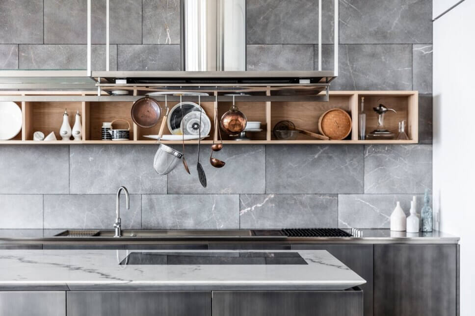 Offene moderne Küche mit Arbeitsplatte aus Marmor