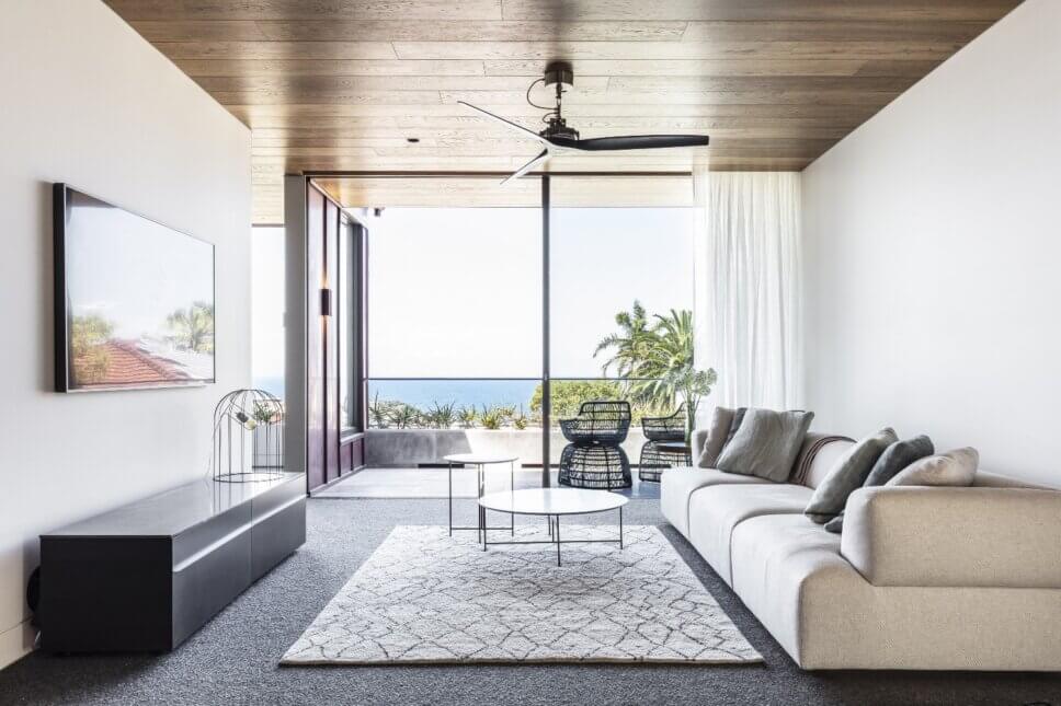 Mit modernem Designermöbel eingerichtetes Wohnzimmer