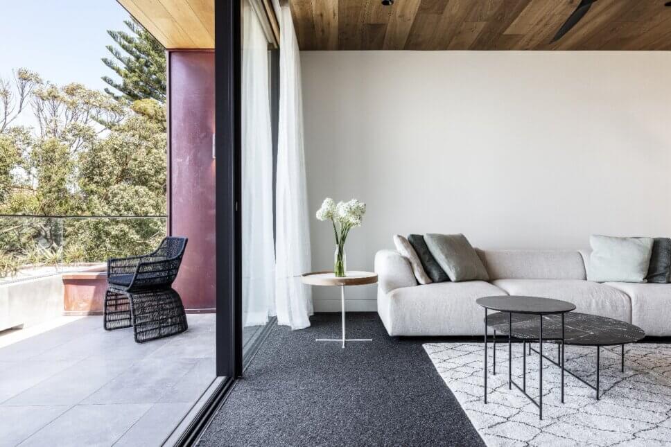 Mit modernem Designermöbel eingerichtetes Wohnzimmer