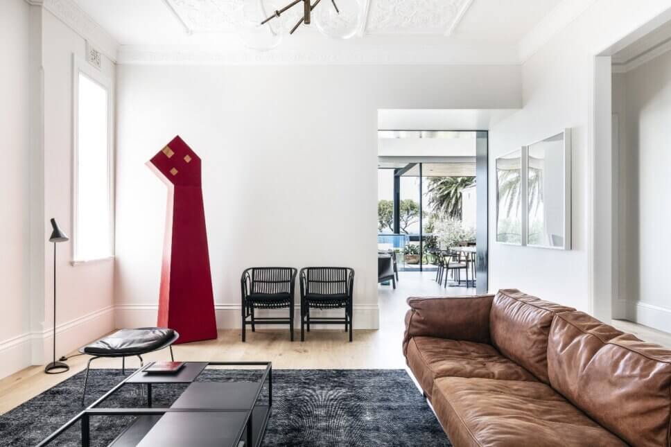 Mit modernem Designermöbel eingerichtetes Wohnzimmer