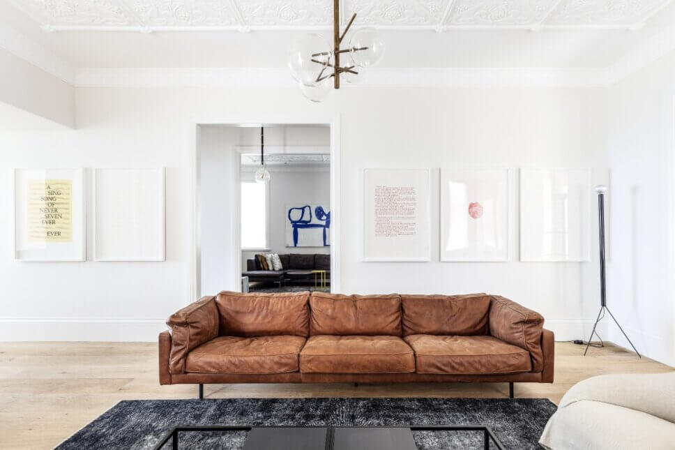 Mit modernem Designermöbel eingerichtetes Wohnzimmer