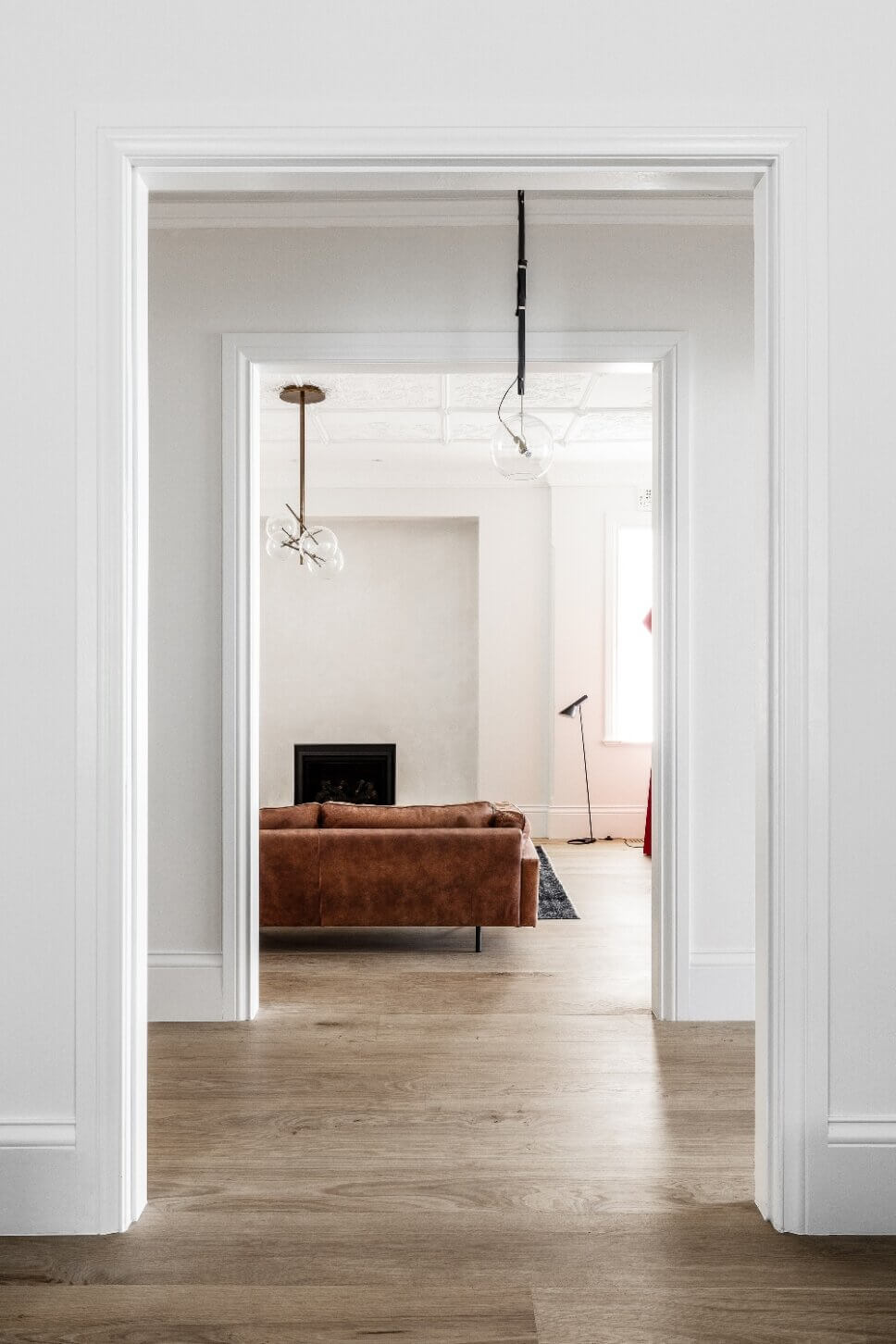 Mit modernem Designermöbel eingerichtetes Wohnzimmer