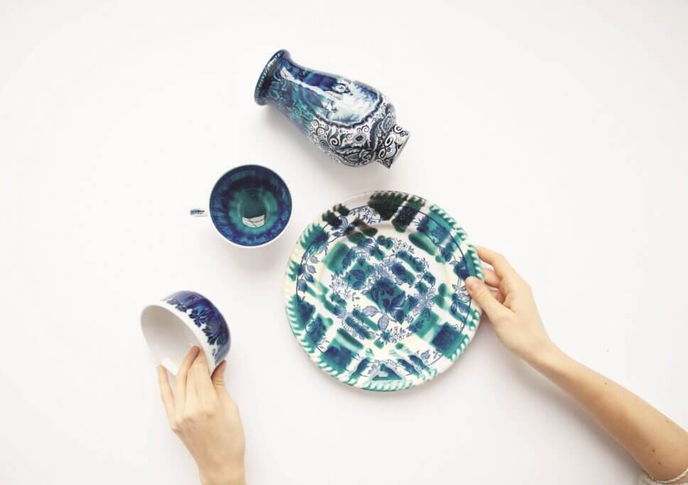 Mit Farbe verändertes Blümchengeschirr