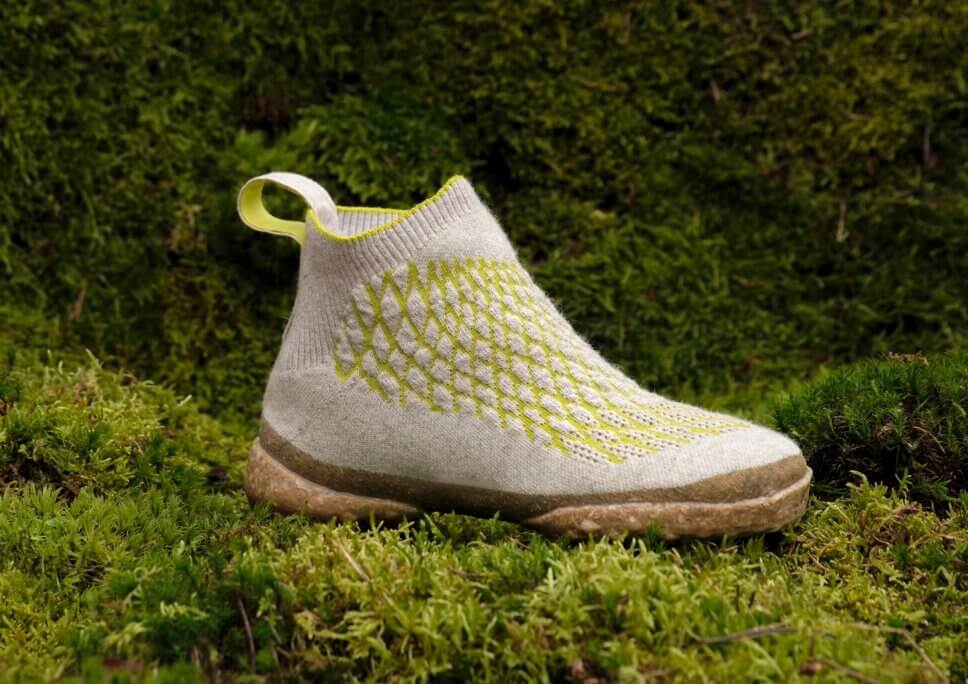 Stoffsneaker steht auf Moosboden