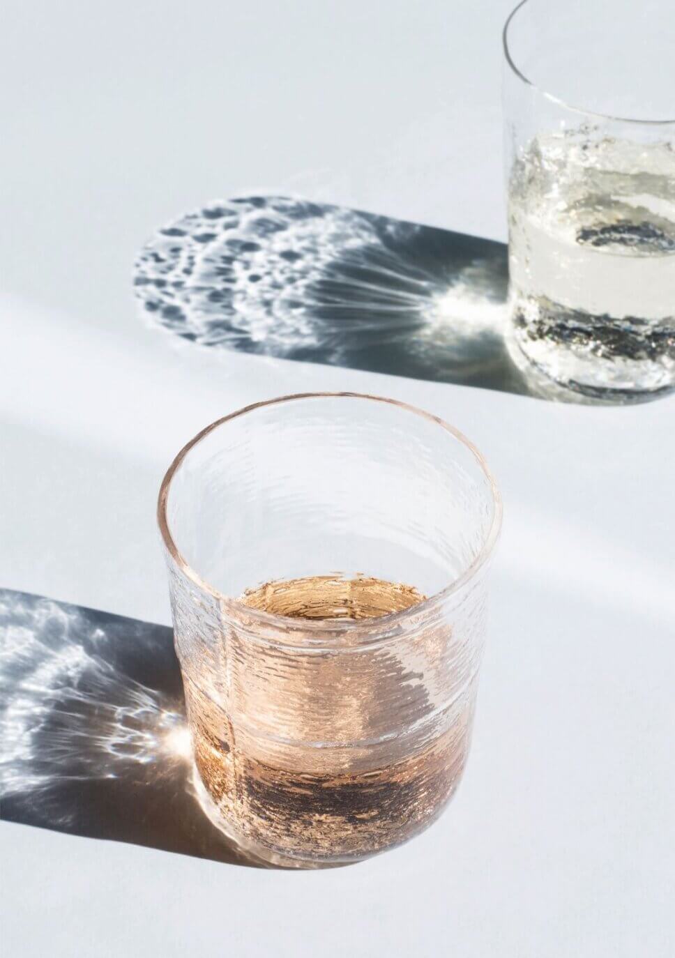 Gläser mit Struktur stehen auf Tisch