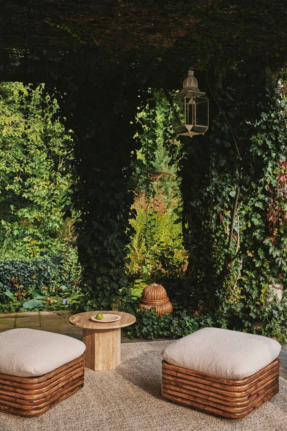 Retro Gartensofa und Sessel aus Rattan stehen auf der Terrasse