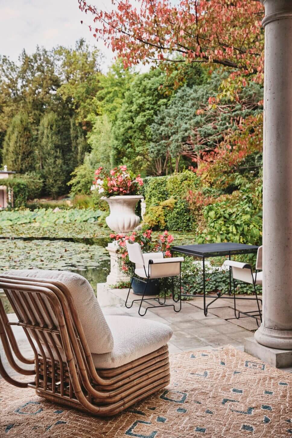 Retro Gartentisch und Stühle auf der Terrasse