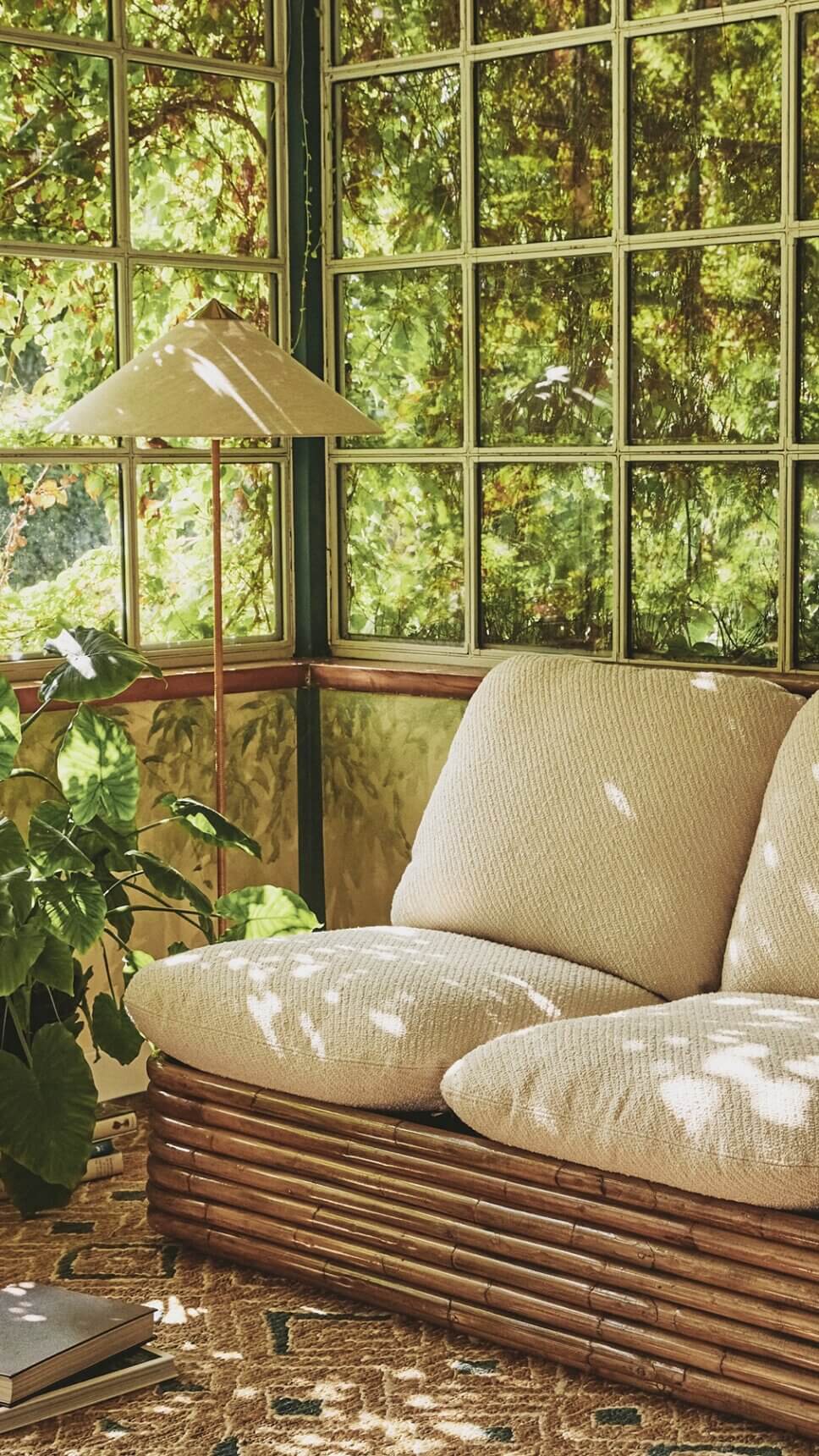 Retro Gartensofa und Sessel aus Rattan stehen im Gartenpavillon