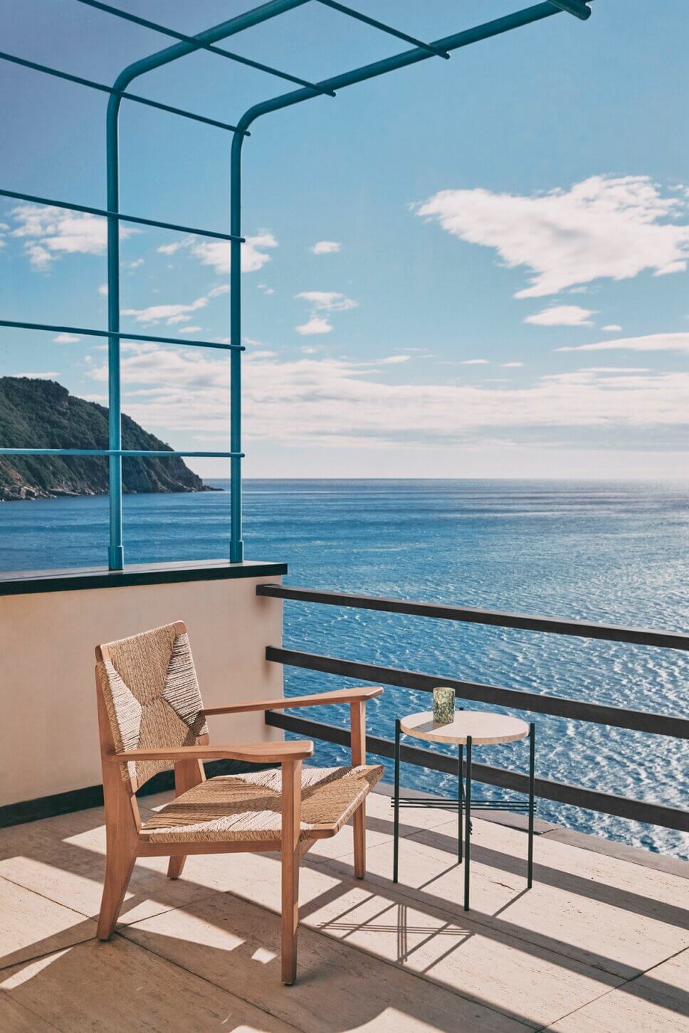 Gartenloungestuhle aus Holz steht auf Balkon am Meer