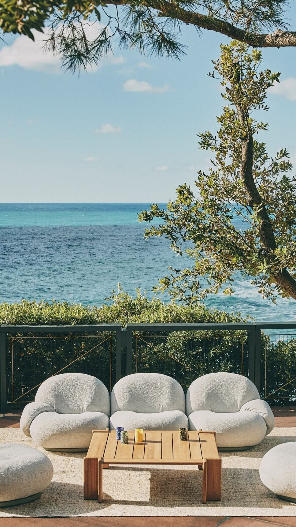 Retro Gartensofa und Sessel stehen auf der Terrasse