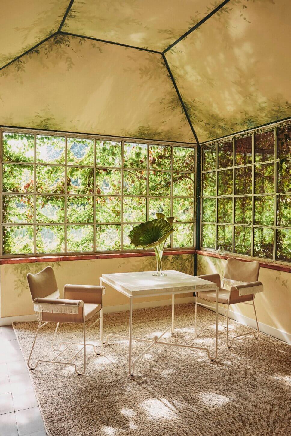 Retro Gartentisch und Stühle Retro Gartensofa stehen im Gartenpavillon