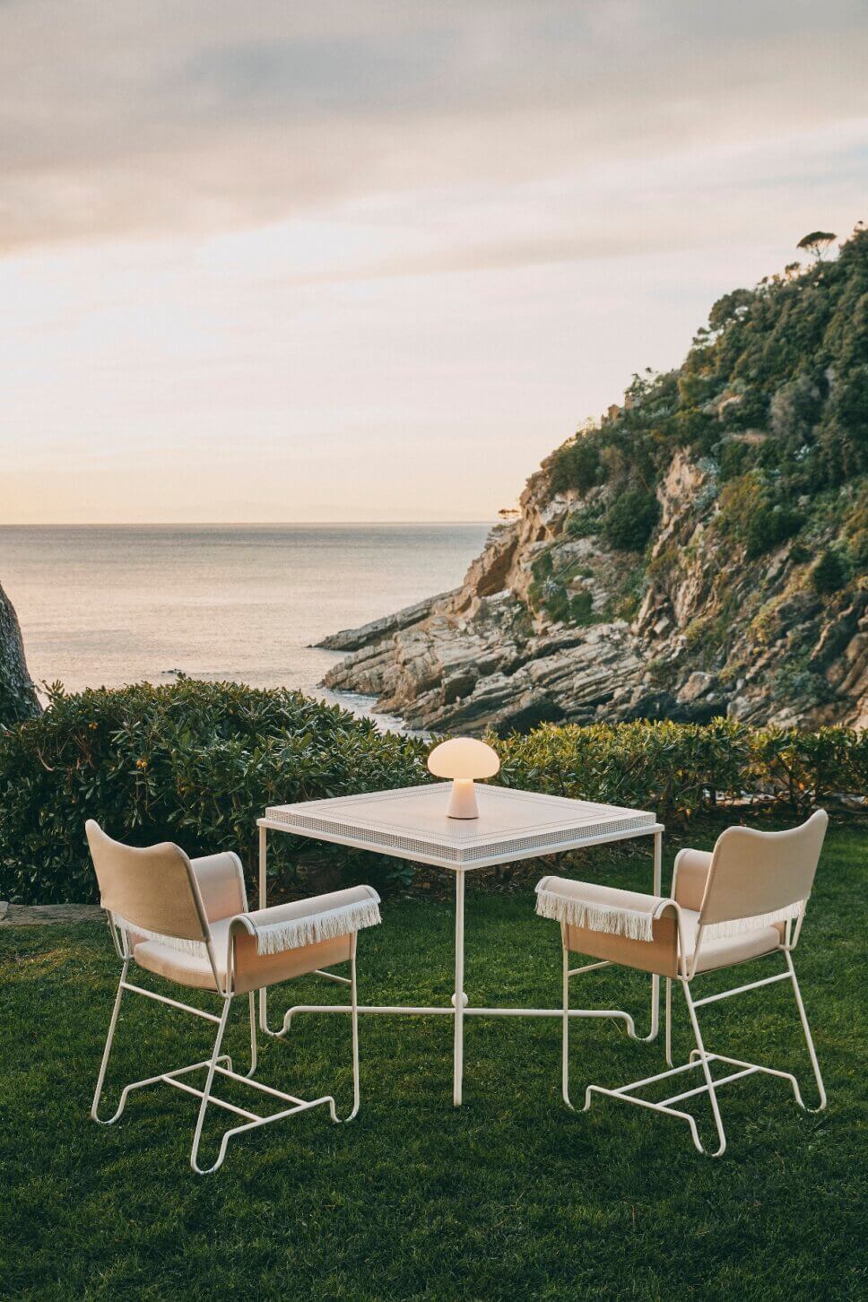 Retro Gartentisch und Stühle auf der Terrasse