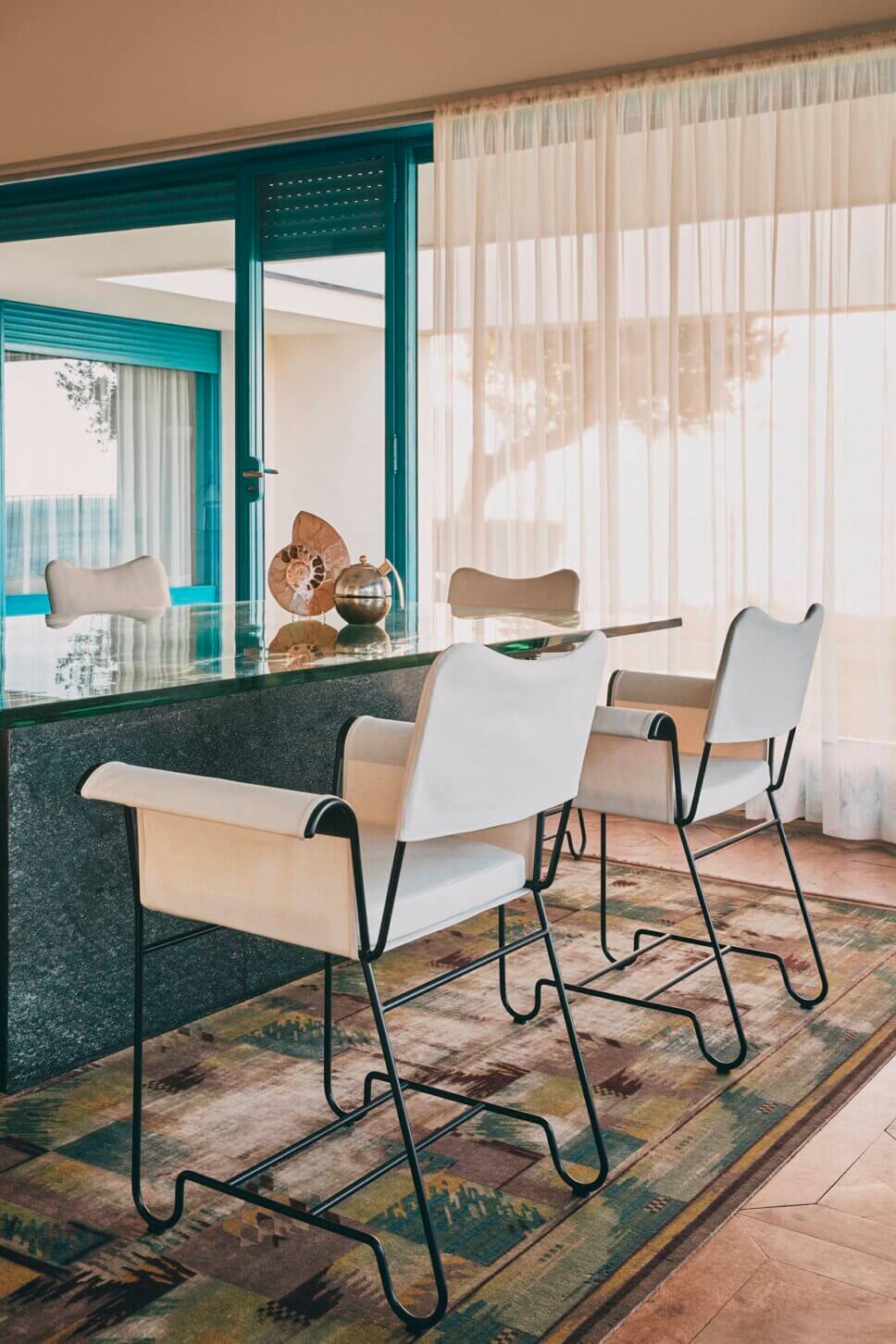 Retro-Gartenstühle stehen im Esszimmer