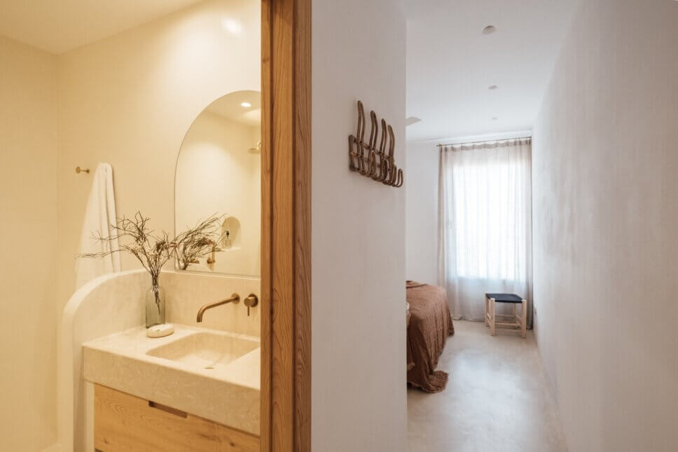 Bett in Schlafzimmer mit Bad en suite in moderner spanischer Finca