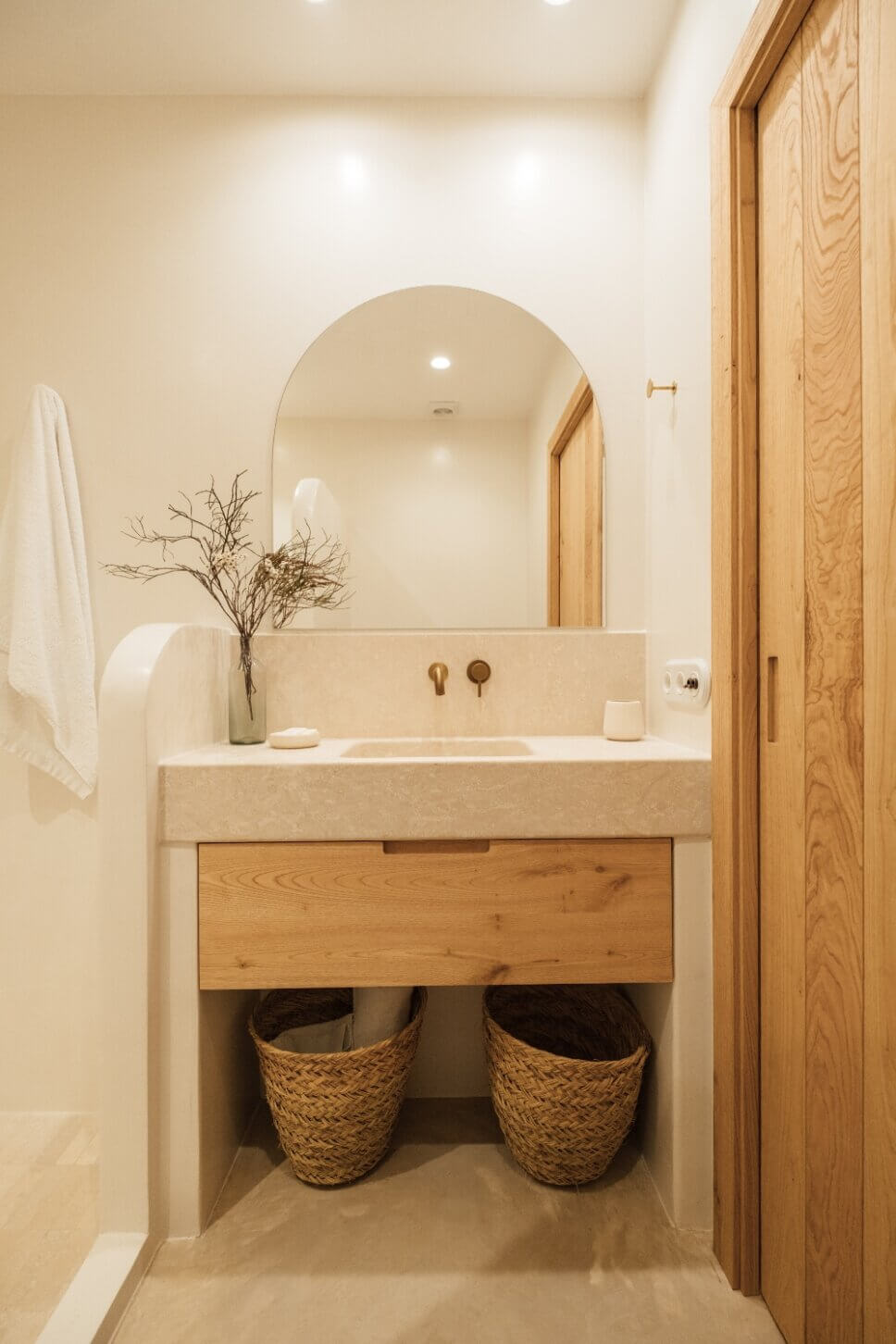 Badezimmer in moderner spanischer Finca