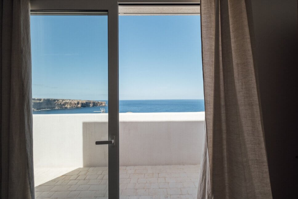 Blick aus mediterraner Finca auf Meer