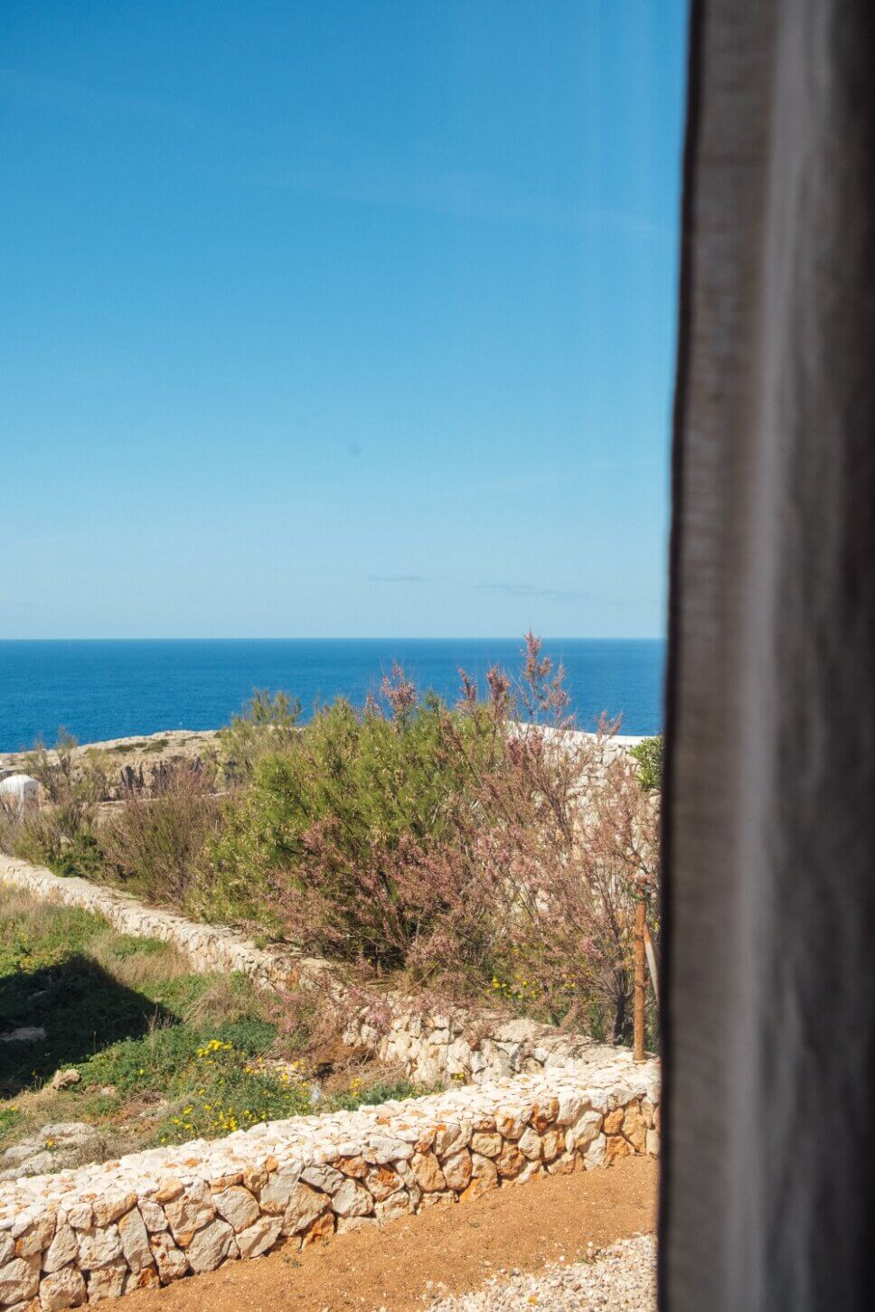 Blick aus mediterraner Finca auf Meer