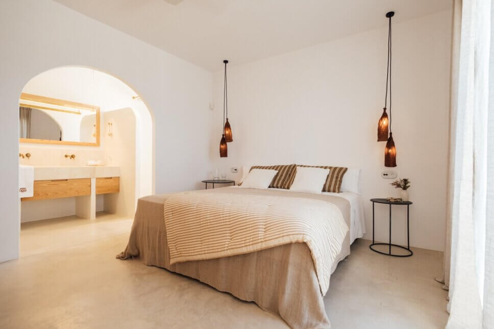 Bett in Schlafzimmer mit Bad en suite in moderner spanischer Finca