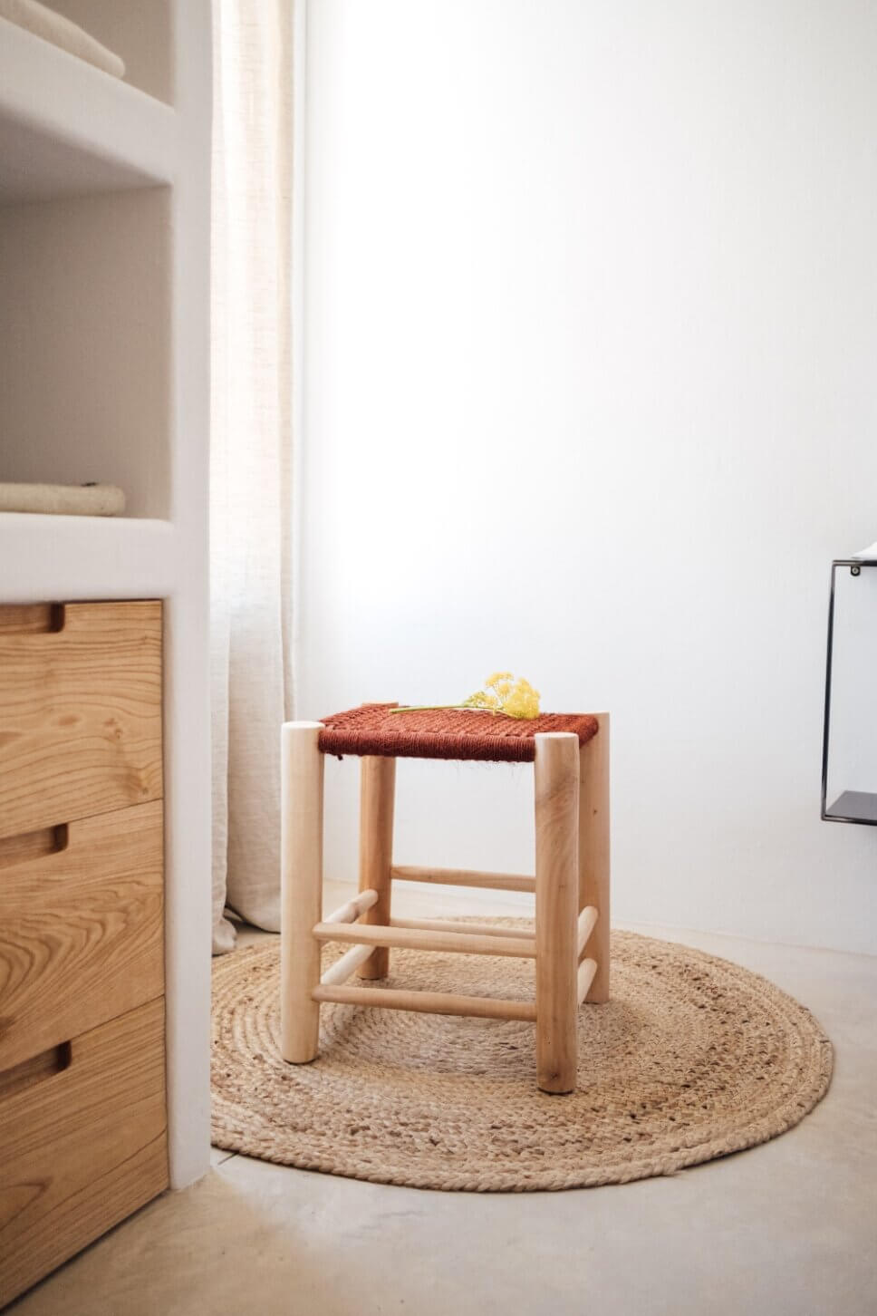 Sisalhocker in moderner spanischer Finca