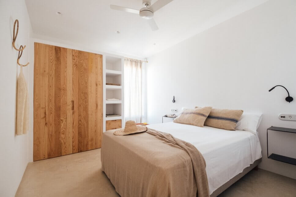 Bett in Schlafzimmer mit Bad en suite in moderner spanischer Finca