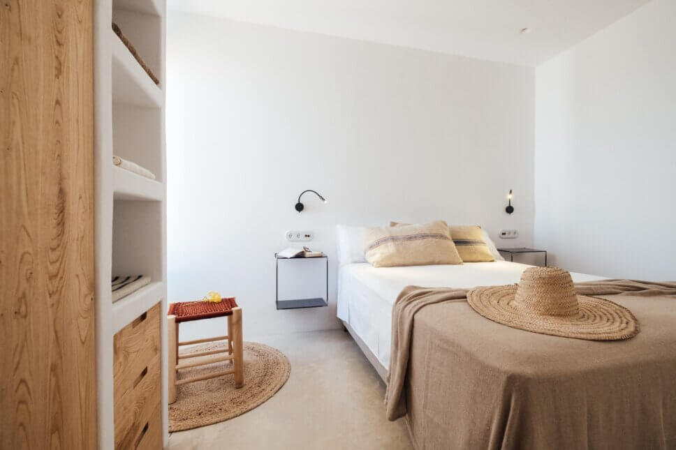 Bett in Schlafzimmer mit Bad en suite in moderner spanischer Finca