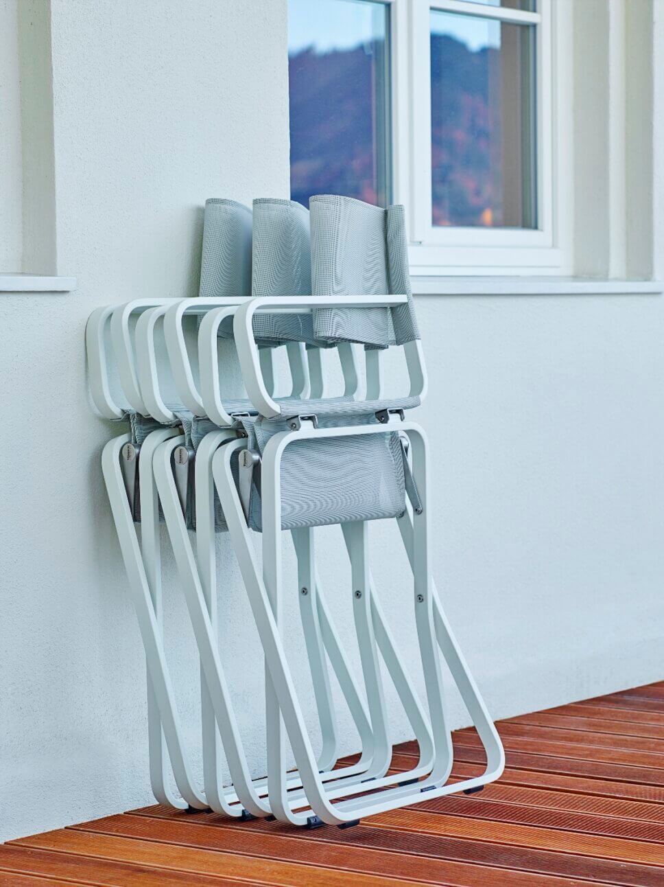 Moderne Gartenstühle auf Balkon