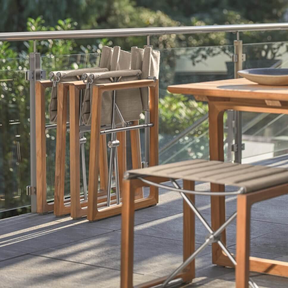 Moderner Gartentisch und Stühle auf Balkon