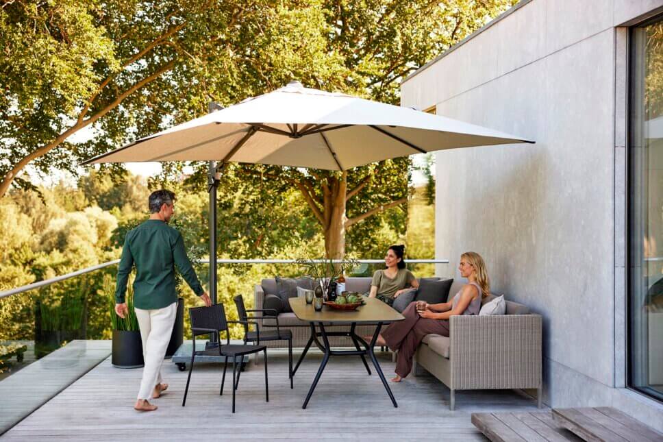 Modernes Gartensofa auf Balkon