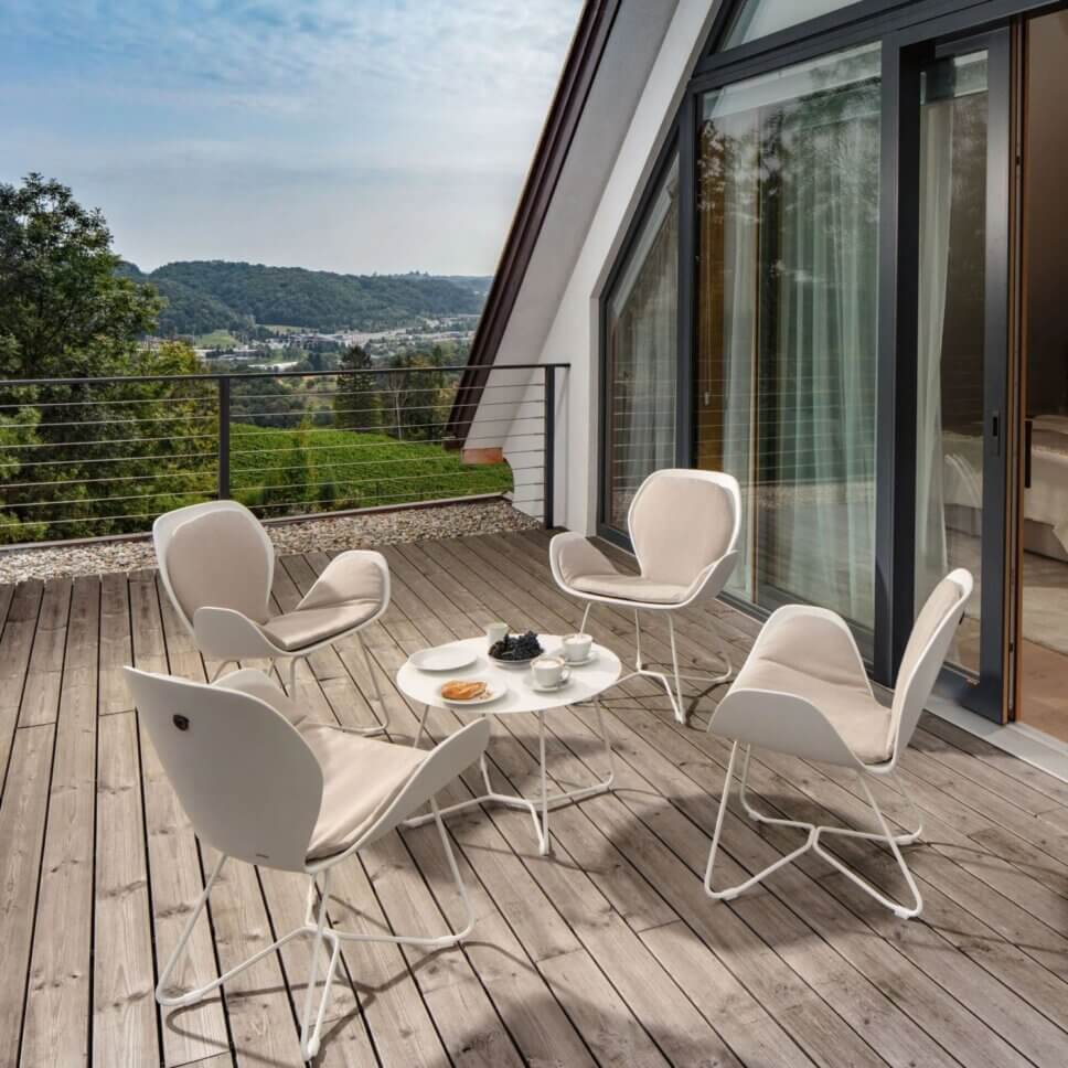 Moderner Gartentisch und Stühle auf Balkon