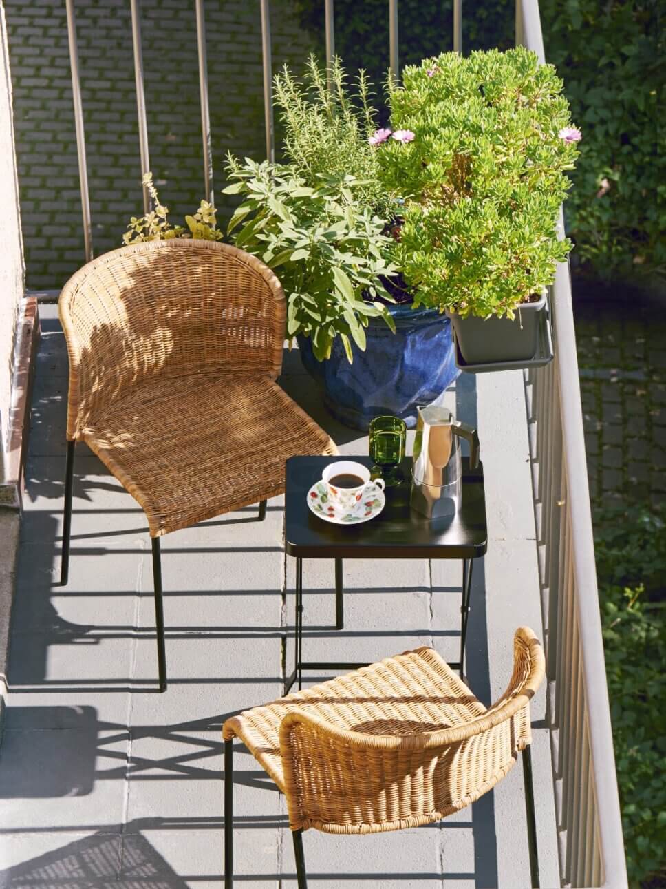 Moderner Gartentisch und Stühle auf Balkon