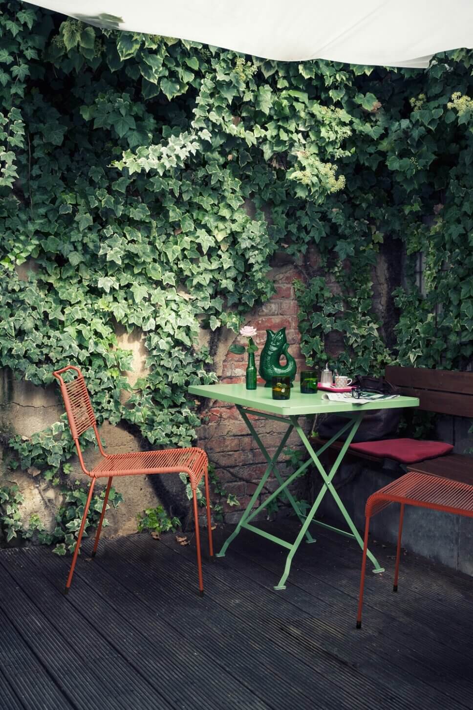 Moderner Gartentisch und Stühle auf der Terrasse