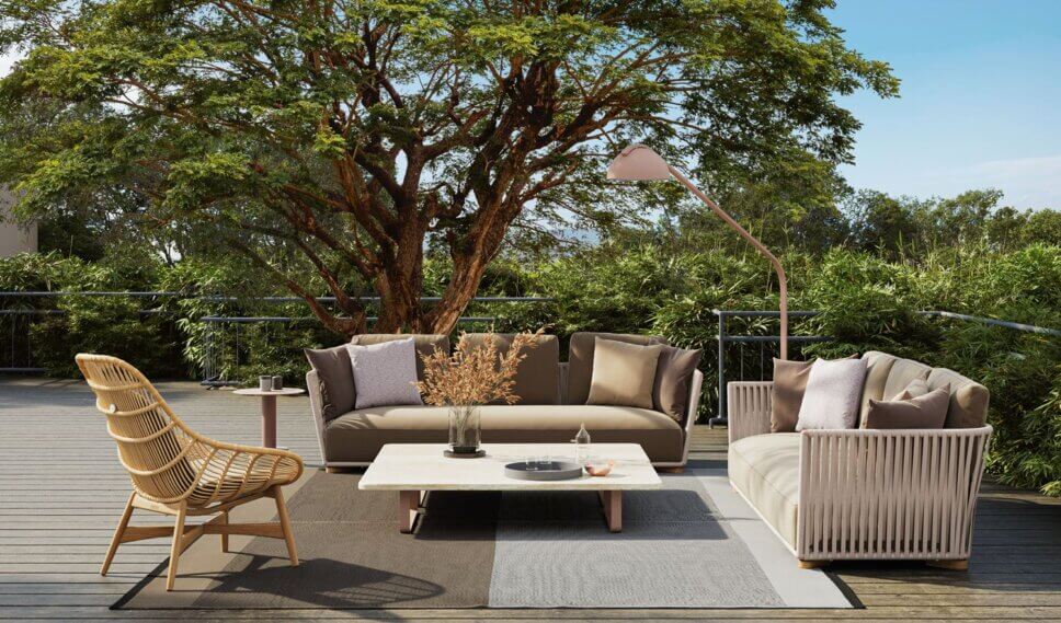 Moderne Gartensessel und Outdoorsofa auf Balkon