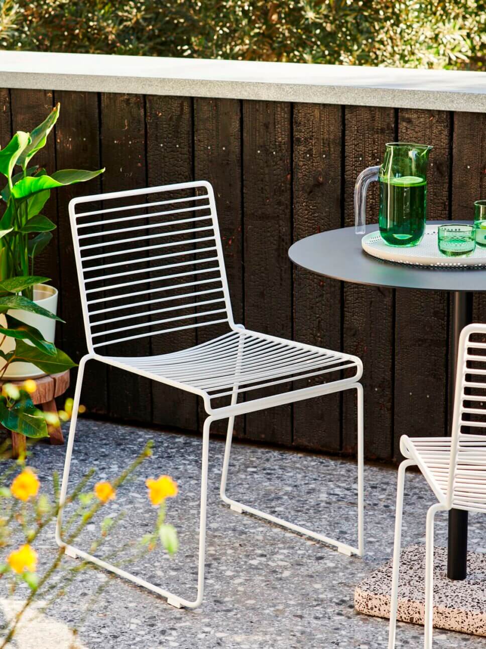 Moderner Gartentisch und Stühle auf Balkon