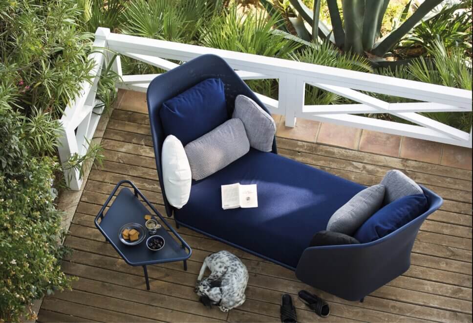 Modernes Gartensofa auf Balkon