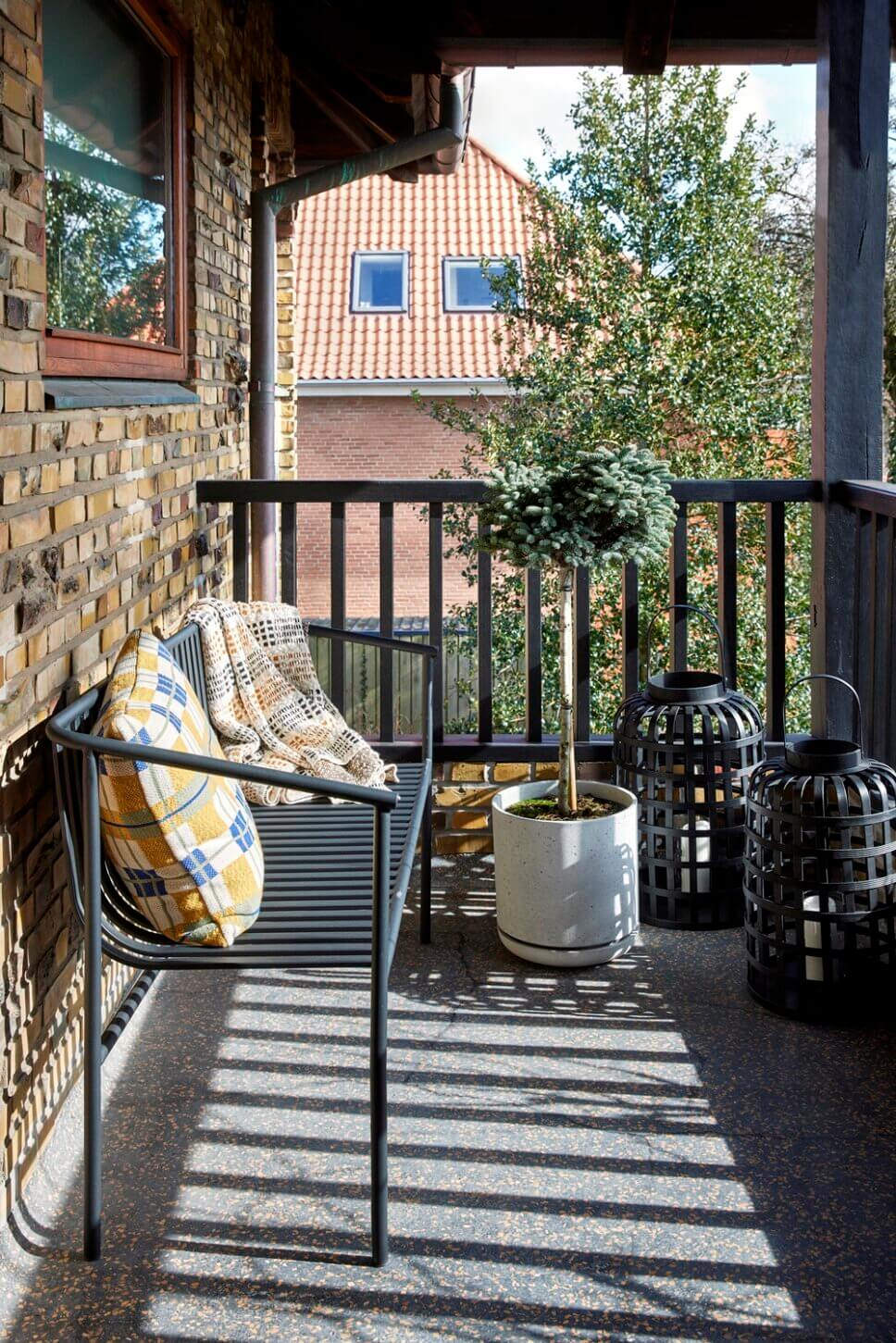 Moderne Gartenbank auf Balkon