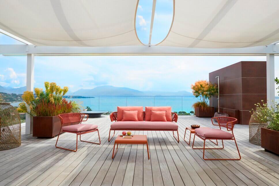 Moderne Gartensessel udn Outdoorsofa auf Balkon