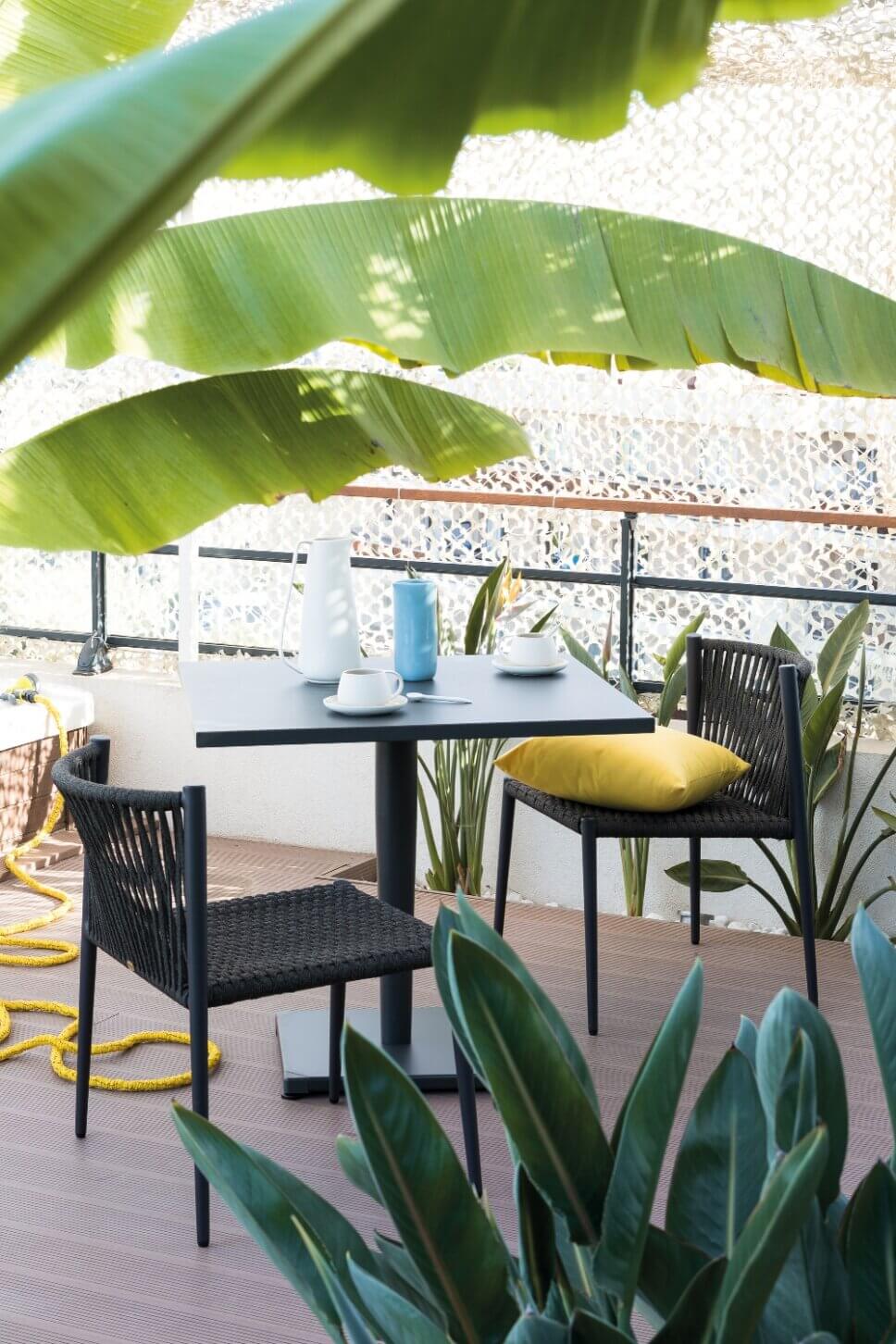 Moderner Gartentisch und Stühle auf Balkon