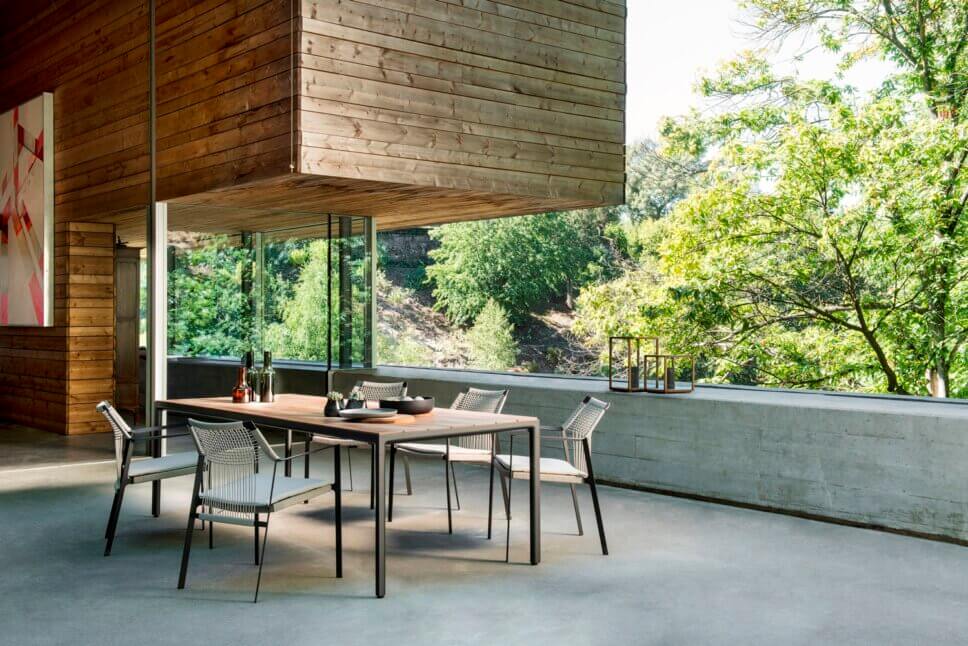 Moderner Gartentisch und Stühle auf Balkon