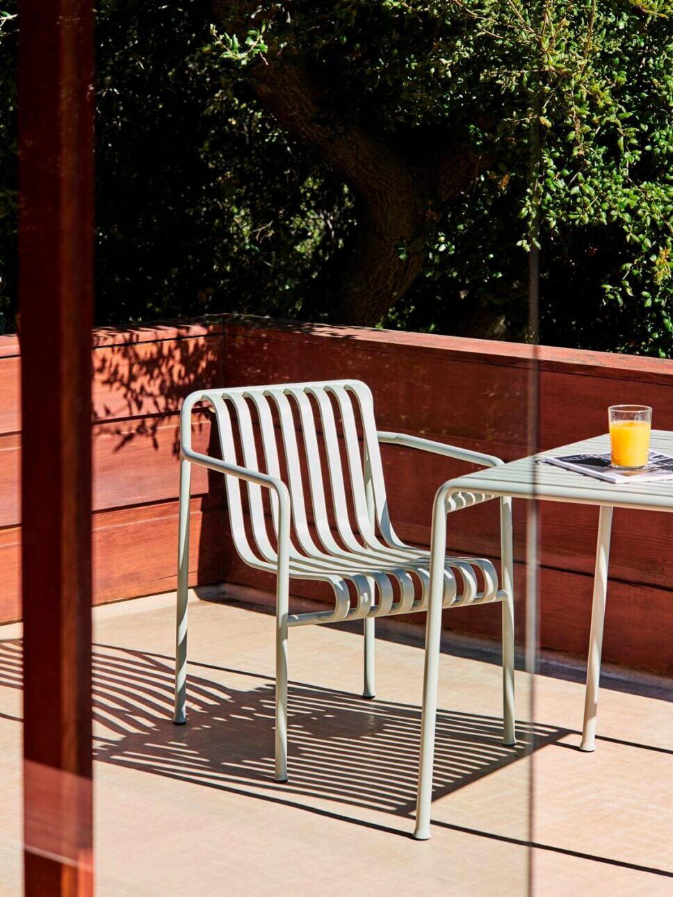 Moderner Gartentisch und Stühle auf Balkon
