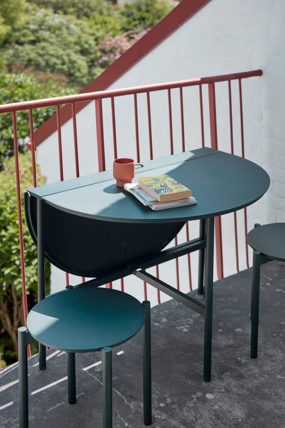 Moderner Gartentisch und Stühle auf Balkon