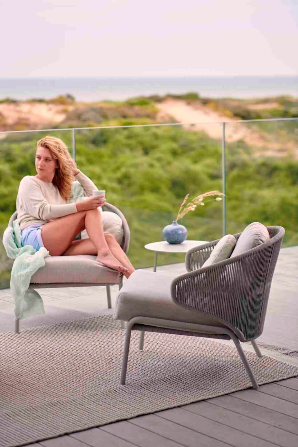 Moderne Gartensessel auf Balkon