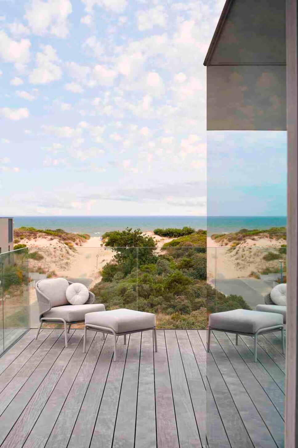 Moderner Gartensessel auf Balkon