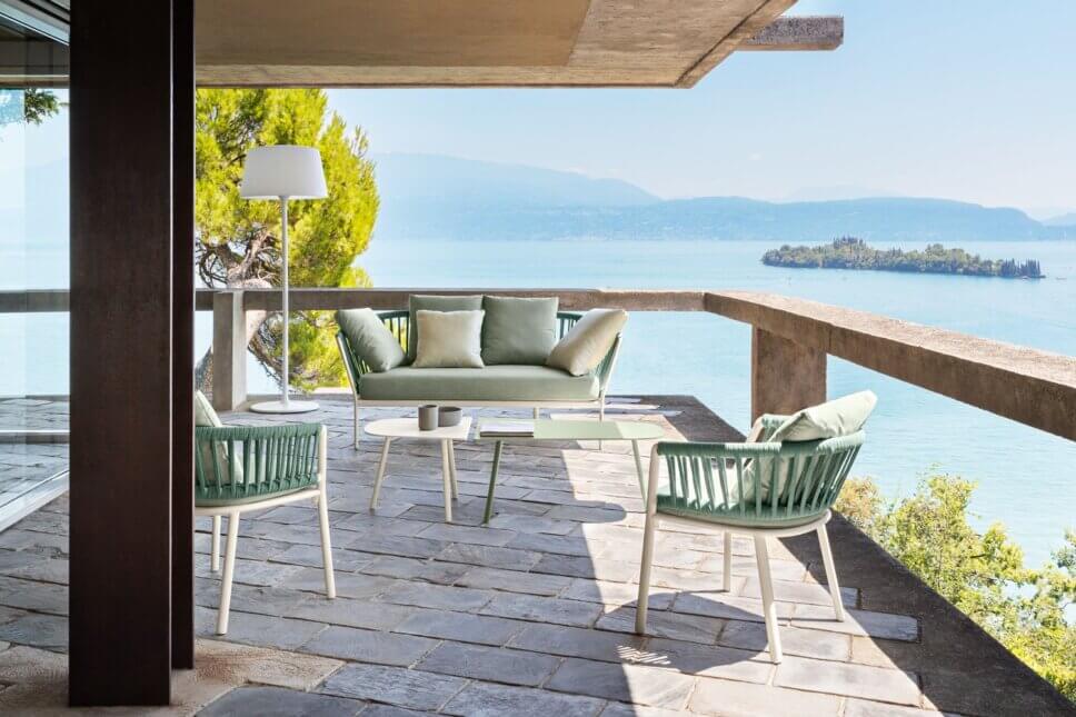 Moderne Gartensessel udn Outdoorsofa auf Balkon